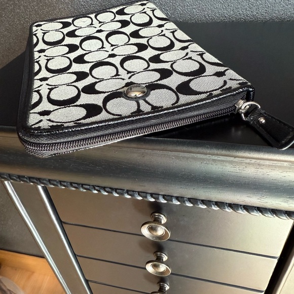 Coach Black and Cream Signature Notebook/tablet/passport Case - Picture 6 of 10